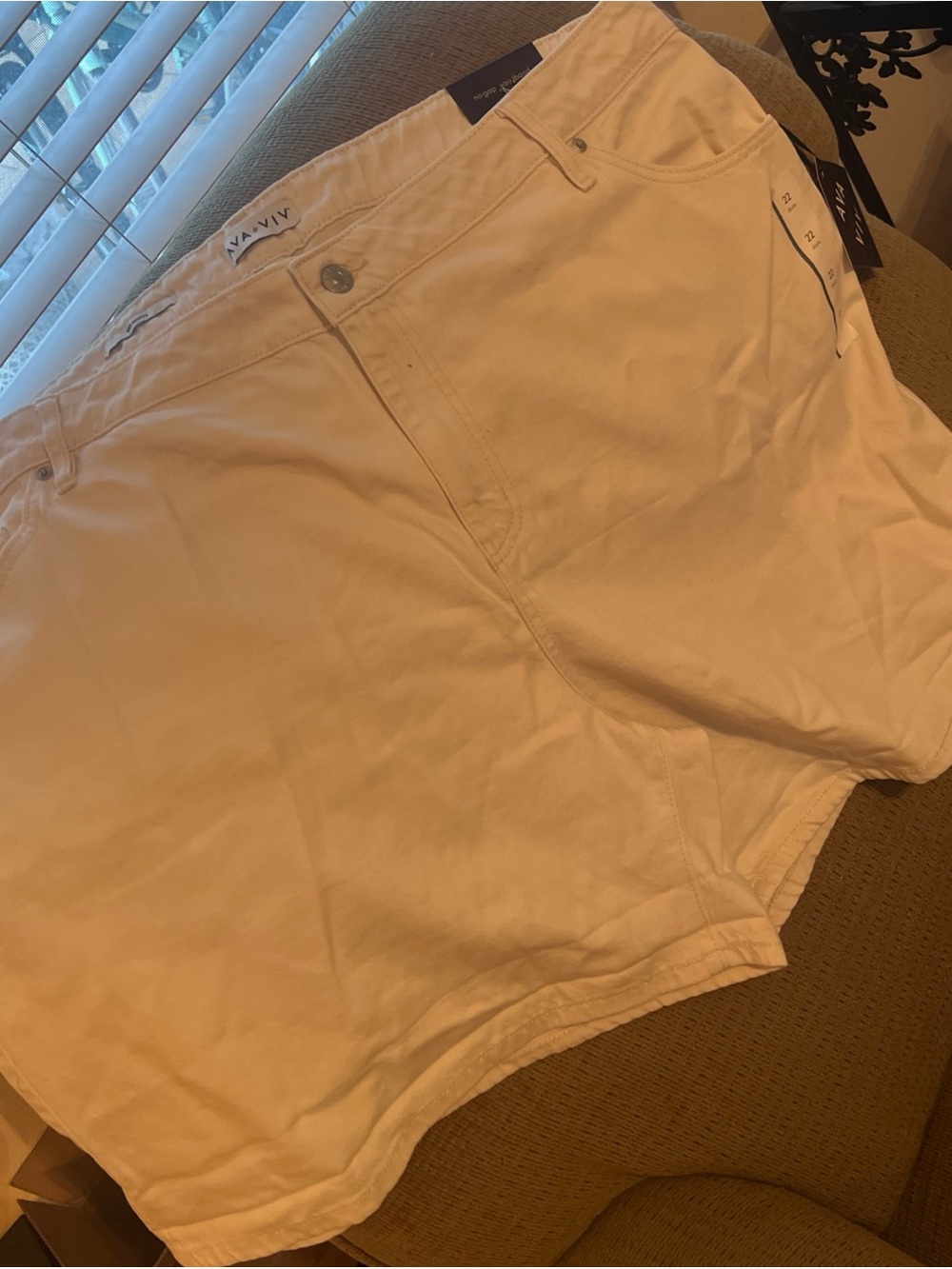 Ava & Viv Women’s Off-White Casual Shorts Size22 R” midi shorts, relaxed fit
